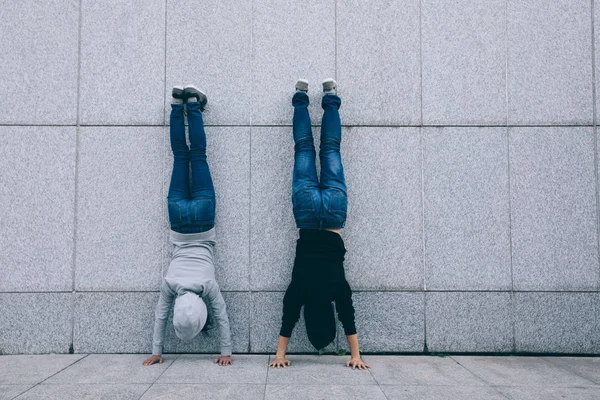 İki kadın hipsters amut City duvara yapıyor