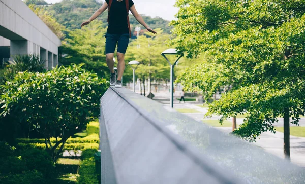 Femme Marchant Sur Bord Mur Bâtiment Urbain Ville Photos De Stock Libres De Droits