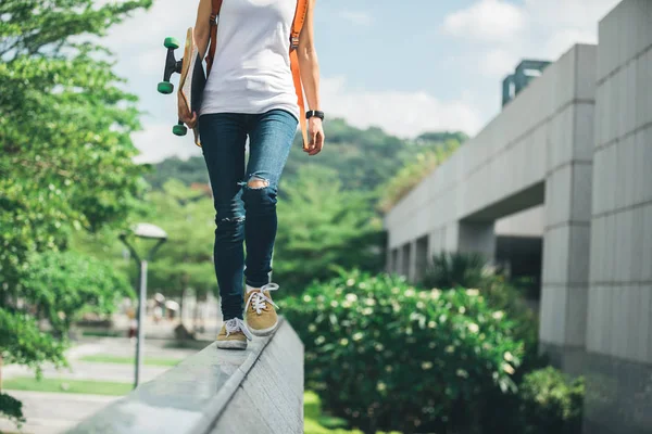 Jeune Femme Marchant Sur Bord Mur Bâtiment Urbain Ville Image En Vente