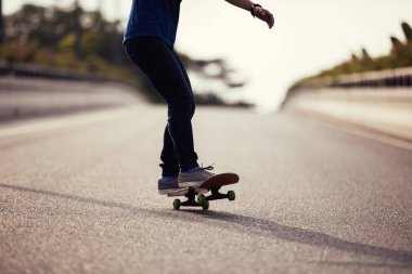 Şehir sokak kaykay kaykaycı görüntü kırpılmış