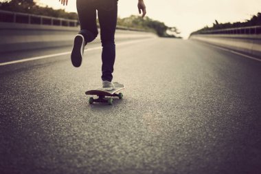 Şehir sokak kaykay kaykaycı görüntü kırpılmış