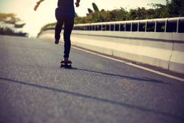 Şehir sokak kaykay kaykaycı görüntü kırpılmış