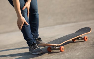 kaykaycı skatepark içinde kaykay ise spor yaralanma var
