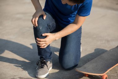 kaykaycı skatepark içinde kaykay ise spor yaralanma var