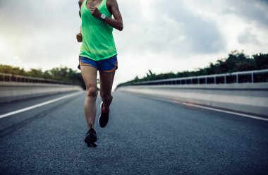 Şehir yolda çalışan genç fitness kadın resim kırpılmış