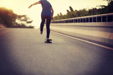 Şehir sokak kaykay kaykaycı görüntü kırpılmış