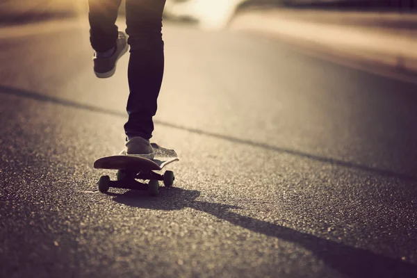 Bijgesneden Afbeelding Van Skateboarder Skateboarden Straat Stad — Stockfoto