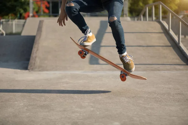 Skatepark 中滑板练习的裁剪图像 — 图库照片