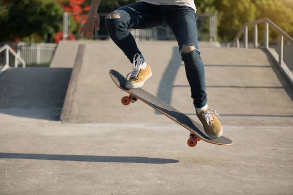 Immagine Ritagliata Skateboarder Praticare Skatepark — Foto Stock