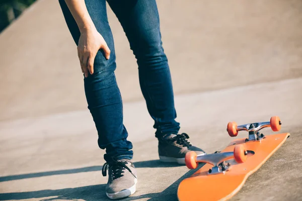 Skateboarder Tiene Lesiones Deportivas Mientras Patina Skatepark —  Fotos de Stock
