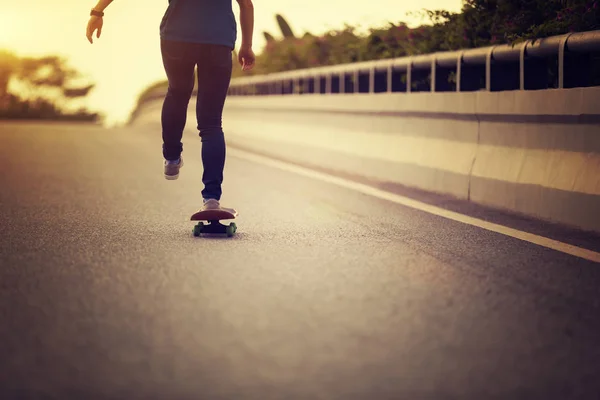 城市街道滑板滑板的裁剪图像 — 图库照片