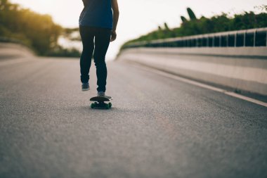 Şehir sokak kaykay kaykaycı görüntü kırpılmış