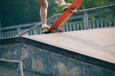 Kaykaycı skatepark içinde pratik görüntü kırpılmış