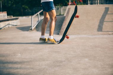 Kaykaycı skatepark içinde pratik görüntü kırpılmış