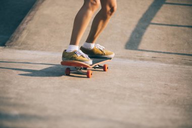 Kaykaycı skatepark içinde pratik görüntü kırpılmış
