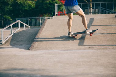 Kaykaycı skatepark rampa üzerinde kaykay görüntü kırpılmış