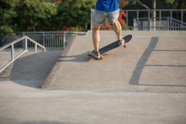 Kaykaycı skatepark rampa üzerinde kaykay görüntü kırpılmış