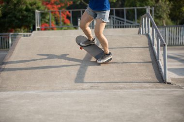 Kaykaycı skatepark rampa üzerinde kaykay görüntü kırpılmış