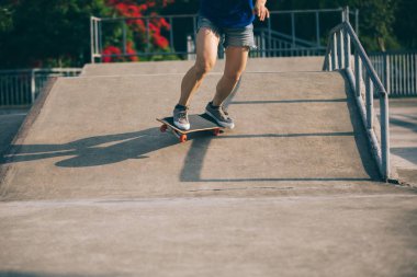 Kaykaycı skatepark rampa üzerinde kaykay görüntü kırpılmış