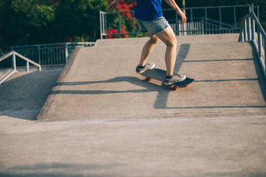 Kaykaycı skatepark içinde pratik görüntü kırpılmış