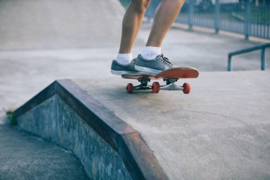 Kaykaycı skatepark rampa üzerinde kaykay görüntü kırpılmış