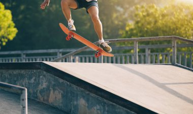 Kaykaycı skatepark rampa üzerinde kaykay görüntü kırpılmış
