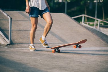 Kaykaycı skatepark içinde pratik görüntü kırpılmış