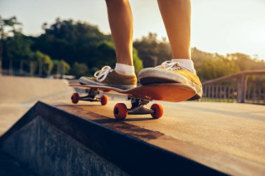 Kaykaycı skatepark rampa üzerinde kaykay görüntü kırpılmış