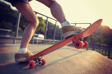 Kaykaycı skatepark rampa üzerinde kaykay görüntü kırpılmış