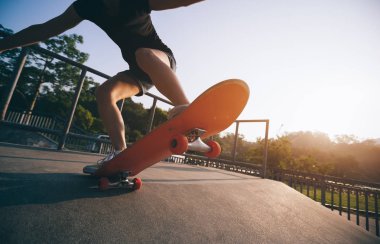 Kaykaycı skatepark rampa üzerinde kaykay görüntü kırpılmış