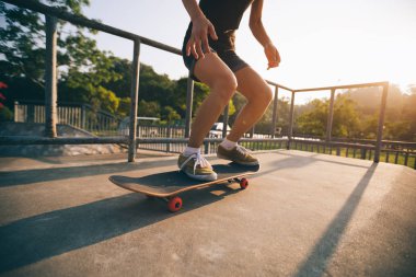 Kaykaycı skatepark rampa üzerinde kaykay görüntü kırpılmış