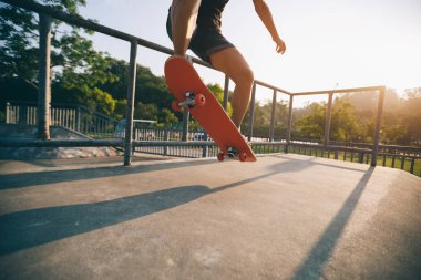 Kaykaycı skatepark rampa üzerinde kaykay görüntü kırpılmış