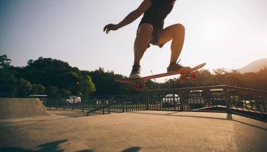 Kaykaycı skatepark içinde pratik görüntü kırpılmış