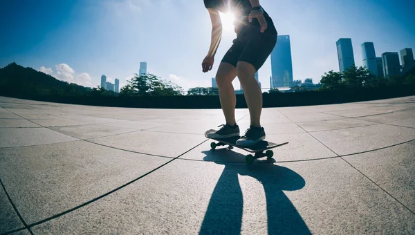 Imagen Recortada Del Skateboard Skateboarding Ciudad — Foto de Stock