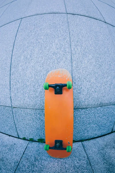 Ein Skateboard Gegen Graue Betonwand — Stockfoto