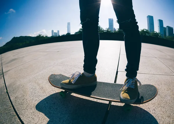 Skadrowana Skater Skateboarding Miasto — Zdjęcie stockowe