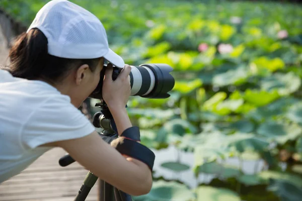 女性摄影师拍照与专业摄影相机户外 — 图库照片