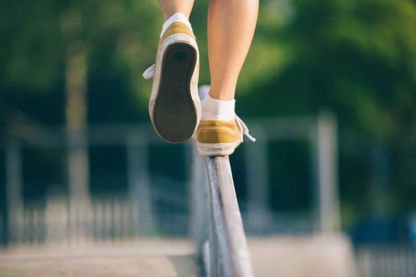 Piernas Caminando Tubo Acero Con Equilibrio — Foto de Stock