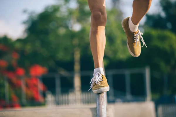 Piernas Caminando Tubo Acero Con Equilibrio — Foto de Stock