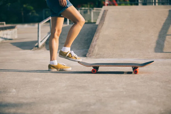 Beskuren Bild Skateboardåkare Öva Skatepark — Stockfoto