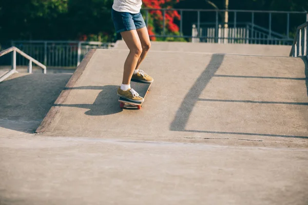 Imagen Recortada Skateboarder Skateboarding Rampa Skatepark —  Fotos de Stock