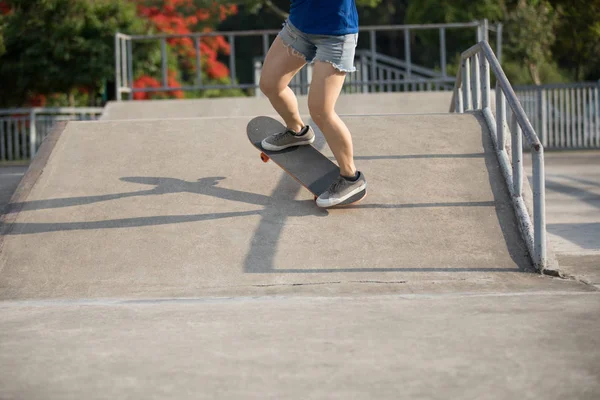 Imagem Recortada Skate Skate Rampa Skatepark — Fotografia de Stock