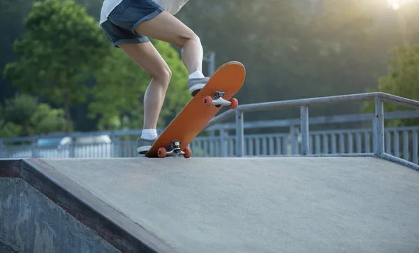 Bijgesneden Afbeelding Van Skateboarder Skateboarden Skatepark Oprit — Stockfoto