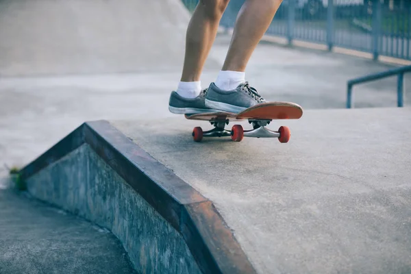 Oříznout Obrázek Skateboardista Skateboarding Rampě Skatepark — Stock fotografie