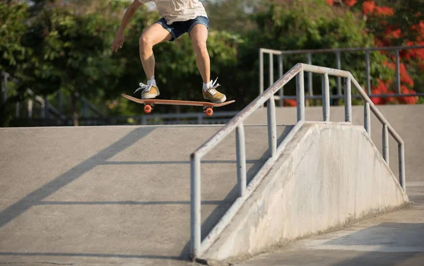 Bijgesneden Afbeelding Van Skateboarder Skateboarden Skatepark Oprit — Stockfoto