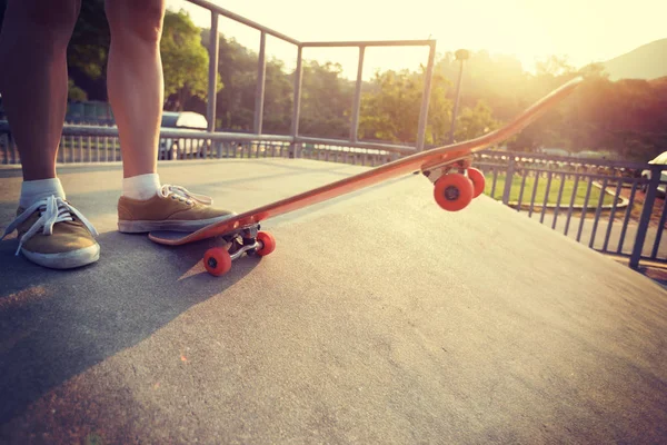 Bijgesneden Afbeelding Van Skateboarder Skateboarden Skatepark Oprit — Stockfoto