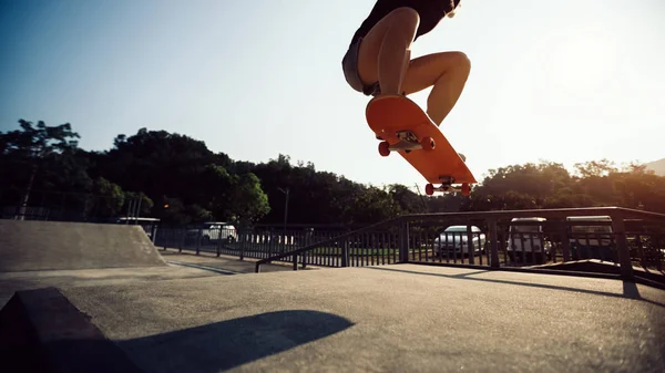 Abgeschnittenes Bild Von Skateboardern Auf Skatepark Rampe — Stockfoto