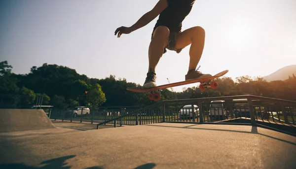 Image Recadrée Skateboarder Pratiquant Dans Skatepark — Photo