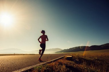 Ülke yolda çalışan genç fitness sportif kadın