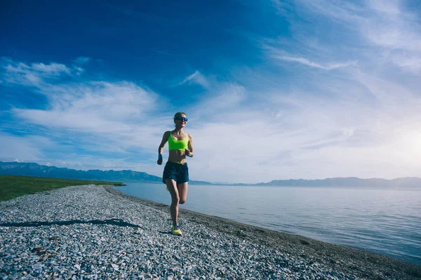 Joven Mujer Deportiva Fitness Corriendo Costa Rocosa — Foto de Stock